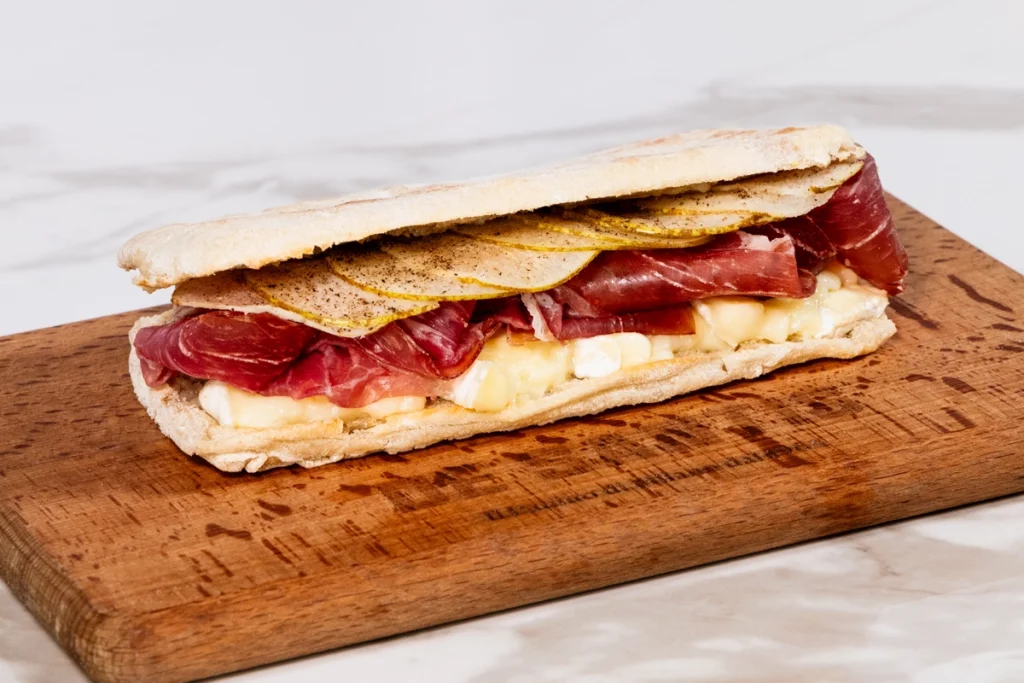 Blues De Santis- un tuffo negli anni ‘70 con Culatello e brie fuso Culatello di Zibello DOP, brie fuso, pera, limone, pepe