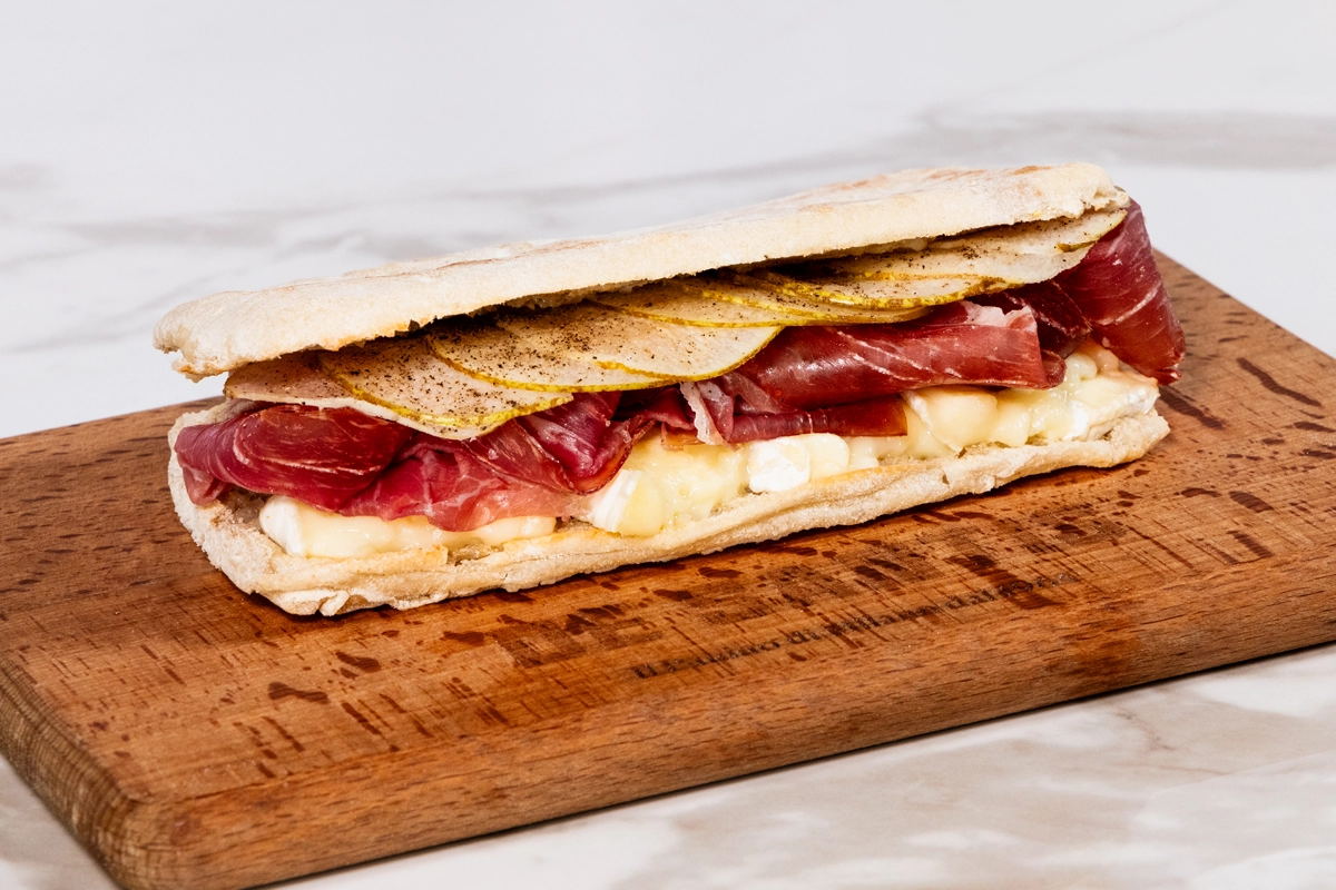 Blues De Santis- un tuffo negli anni ‘70 con Culatello e brie fuso Culatello di Zibello DOP, brie fuso, pera, limone, pepe