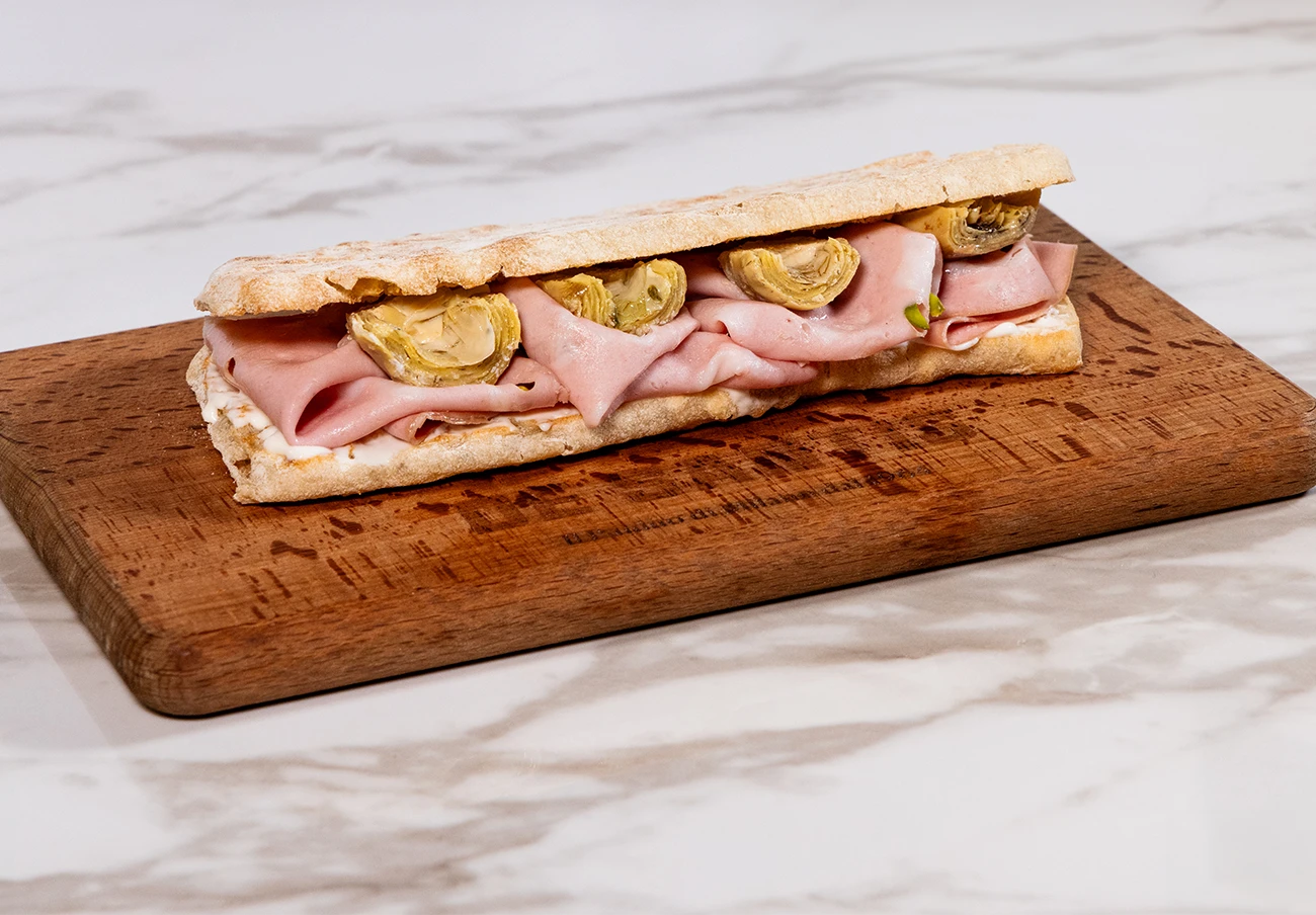 Valentino: la morbidezza nobile della mortadella nel panino d’autore