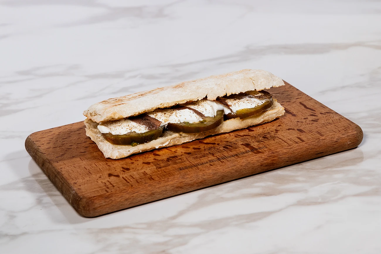Angel: salinità precisa, freschezza lattica e un lampo vegetale nel panino De Santis